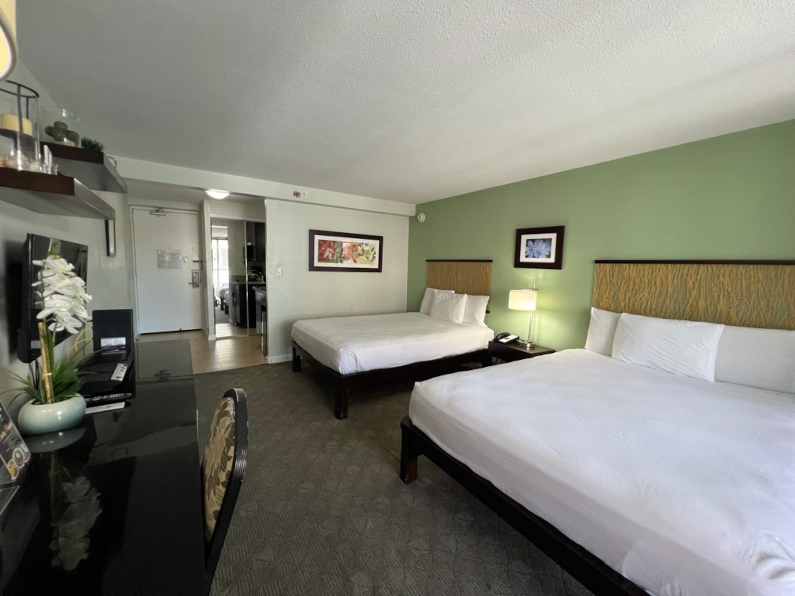 Summer Vacation Condo w/ Pool Access - Image 2