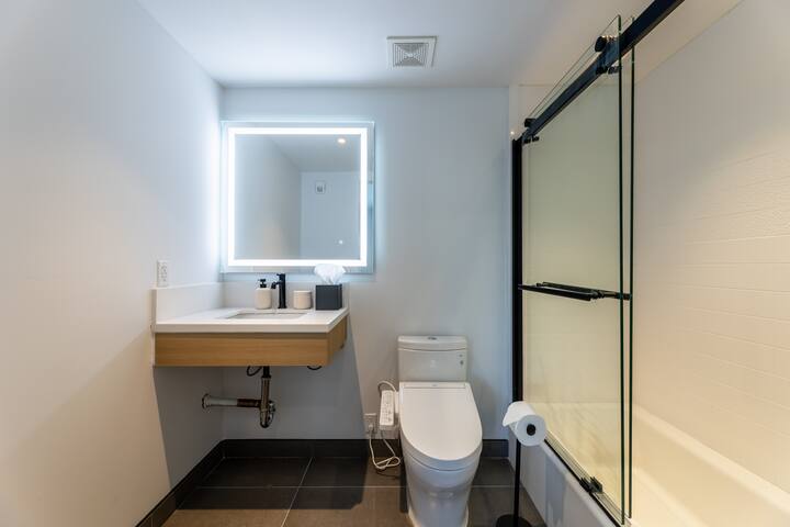 Brand New Modern + Minimalist 2BR Suite in DTLB gallery image 5