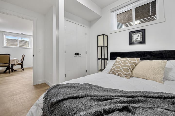 חדר שינה 2 עם מיטה זוגית, שידת לילה וארון