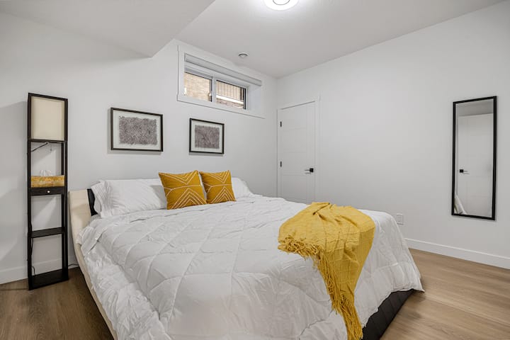 חדר שינה 1 עם מיטת קינג סייז, מראה וארון כניסה