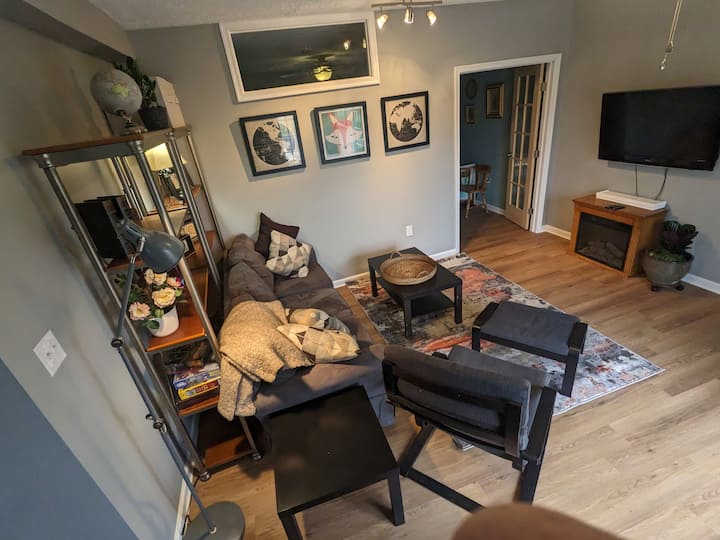 Acogedora sala de estar con chimenea eléctrica, TV (roku, firetick amazon), rompecabezas y un espacio de trabajo dedicado