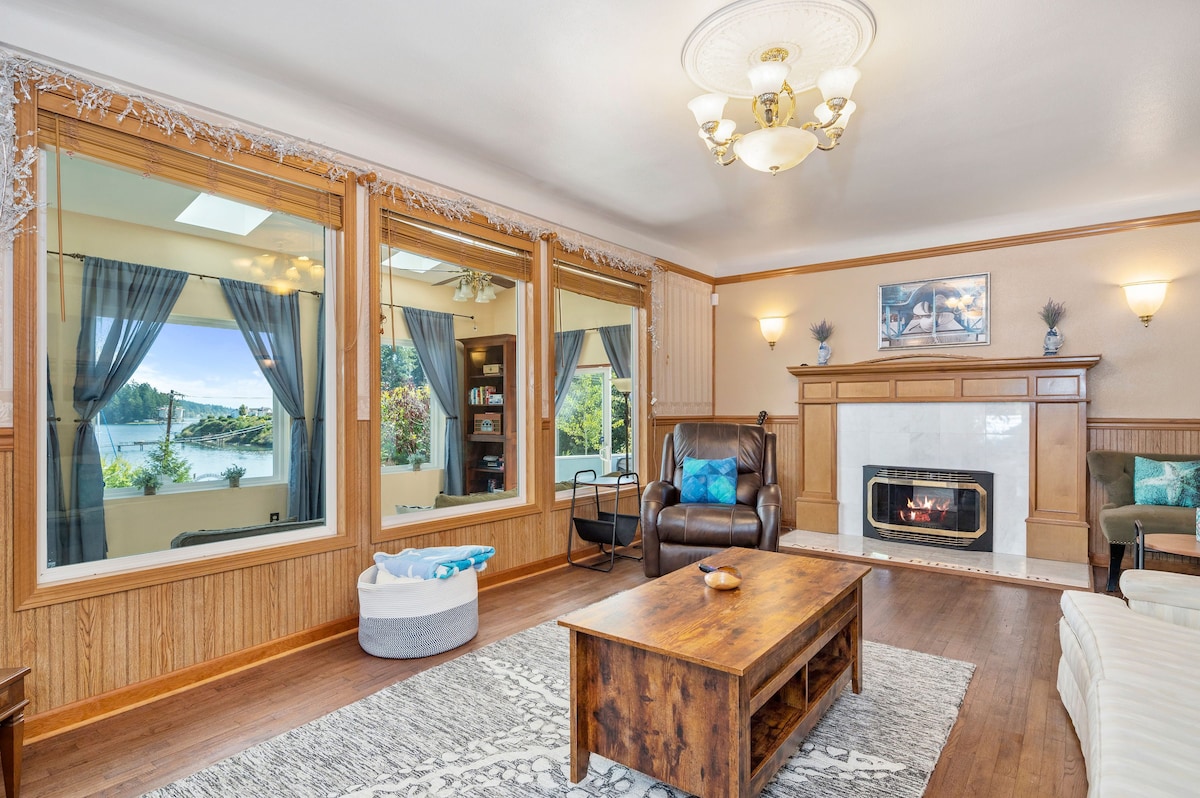 客厅配有燃气壁炉、舒适的大沙发和躺椅，可欣赏海湾美景。