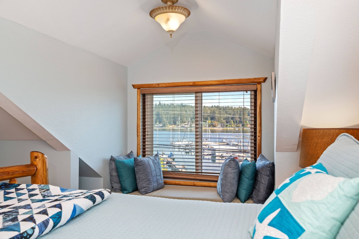 南卧室配有标准双人床、枕头床垫和窗座，可俯瞰码头和海湾。 