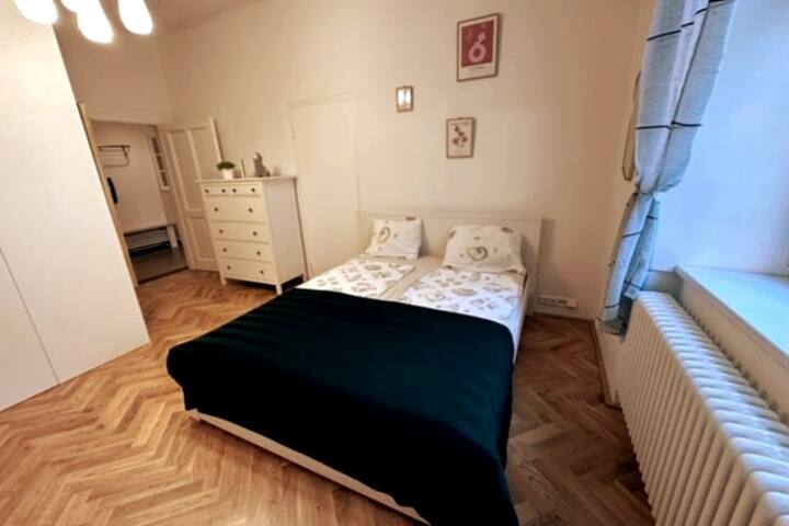 La chambre dispose d'un lit queen size avec un matelas de haute qualité et d'un grand espace de rangement sous forme d'armoire intégrée. 