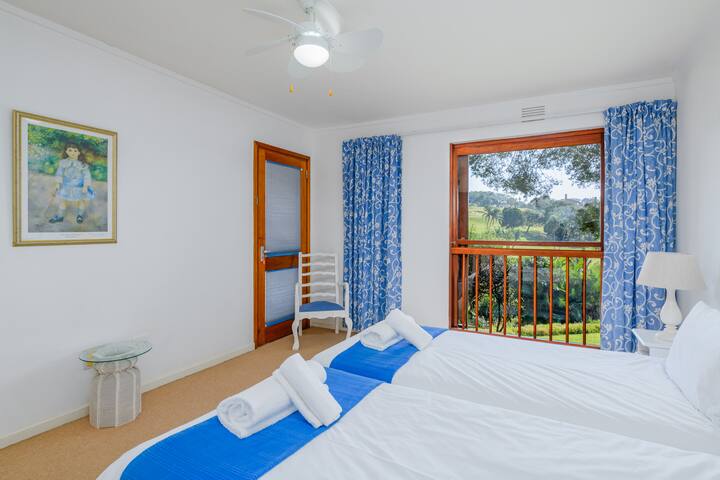 غرفة النوم الثالثة - يمكن تحويل الأسرّة الفردية إلى سرير كينج واحد. 