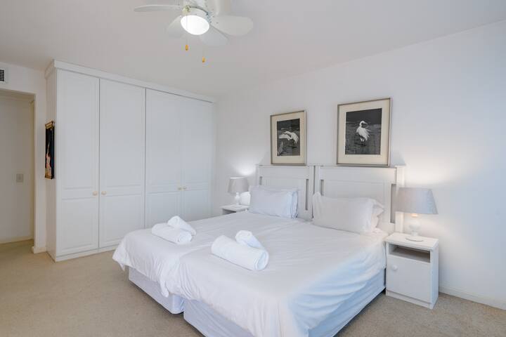 غرفة النوم الثانية - يمكن تحويل الأسرّة الفردية إلى سرير كينج واحد. 