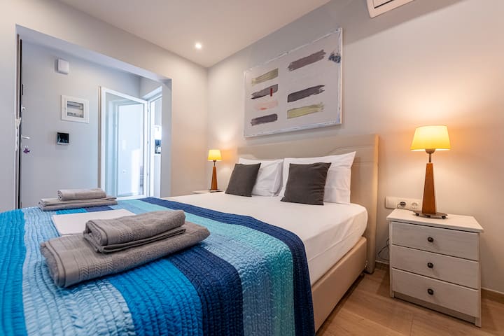 Აპარტამენტის საძინებელი, დიდი ზომის საწოლი, თანამედროვე ნახატი, კონდიციონერი, ტელევიზორი, 2 საწოლისპირა მაგიდა, ბუდეები საწოლთან ახლოს, დაგებული ზეწრები და პირსახოცები!