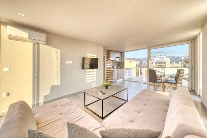 Ძალიან ნათელი ფლიგელის მისაღები ოთახი, გასაშლელი დივანი, სრულად აღჭურვილი სამზარეულო, სასადილო ოთახი 4 ადამიანისთვის, ხედი აკროპოლისზე, ლიკაბეტუს გორაზე, კერამეიკოსზე - გაზი, ესიო, აქვს ტელევიზორი და კონდიციონერი!