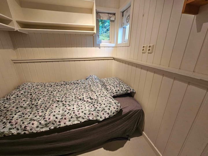 Chumba kidogo cha kulala kwenye ghorofa ya kwanza. Kitanda cha sentimita 120. Chumba hiki cha kulala ni zaidi ya ofisi ya nyumba.