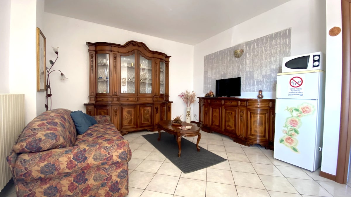 Fantastická obývacia izba s výhľadom na kuchyňu, veľmi priestranná a svetlá s jedálenským a zábavným kútikom. Inteligentná televízia, jedálenský stôl a pohodlná pohovka, ktorá sa dá rozložiť na pohodlnú posteľ