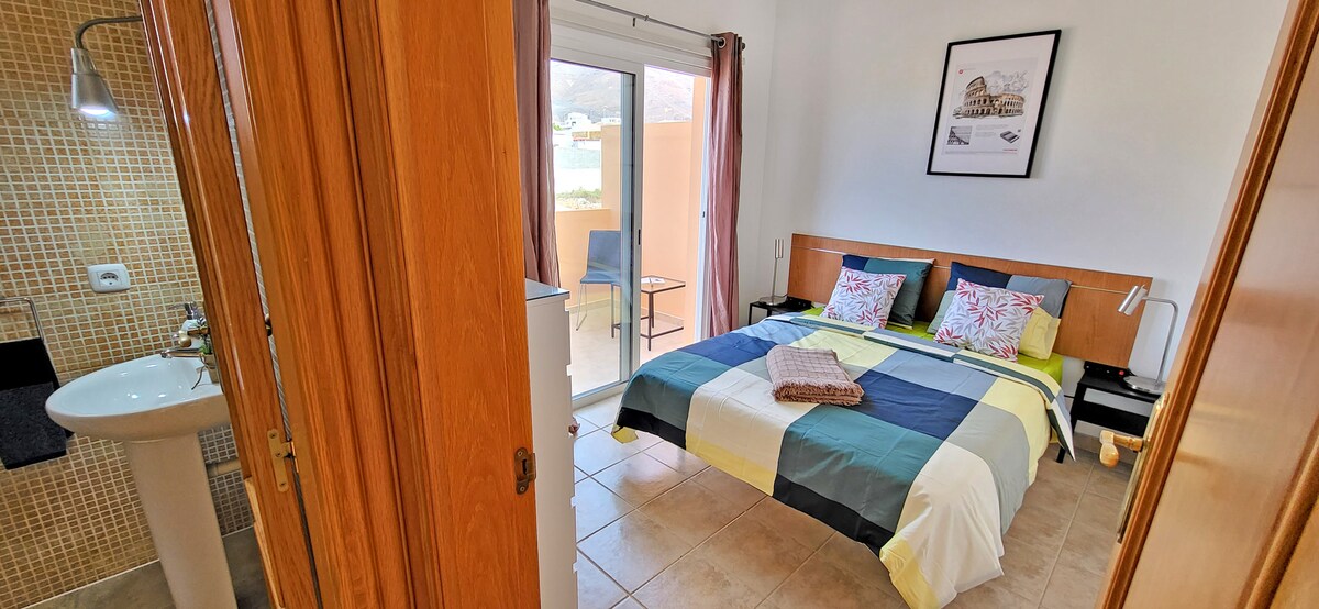 ห้องนอนพร้อมเตียงคู่และระเบียงส่วนตัว