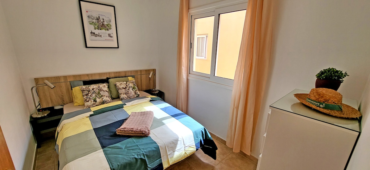 ห้องนอนที่ 2 พร้อมห้องนอนคู่และหน้าต่าง