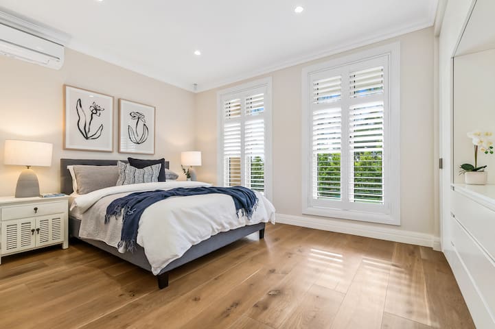 Spacious Luxury Hampton Home – Park Front