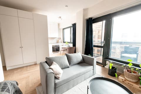 Popular Airbnb listing: Bright and Cozy Studio in Kluuvi w/ Balcony in Kluuvi