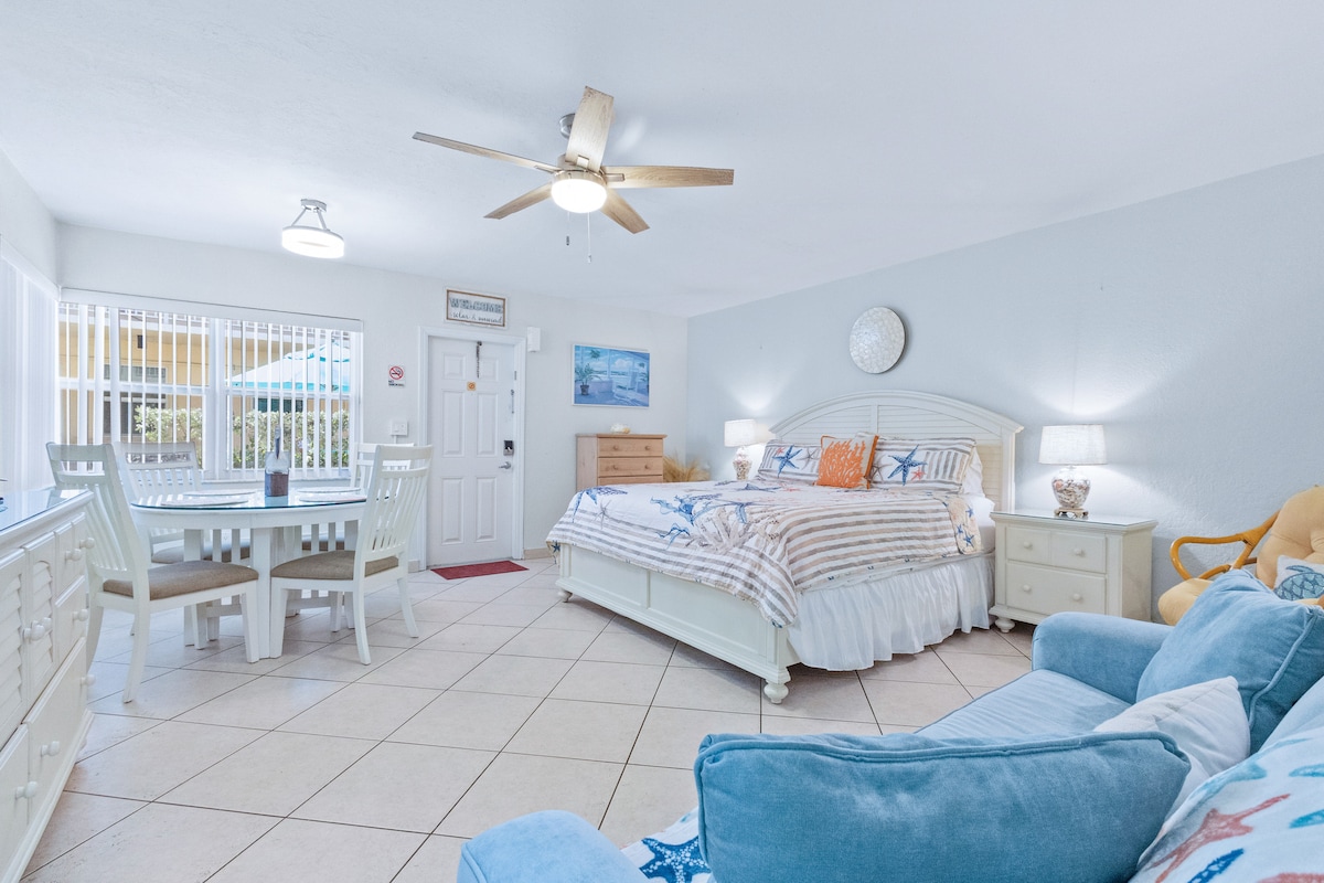 Легло тип Кинг и разтегателен диван. Капацитет за 3 - ма души 