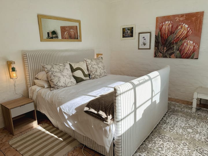 ห้องนอน 2 พร้อมเตียงขนาดคิงไซส์และวิวภูเขา 