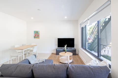 Lovely 2 bed 1 bath apartment 2 min away of beach!