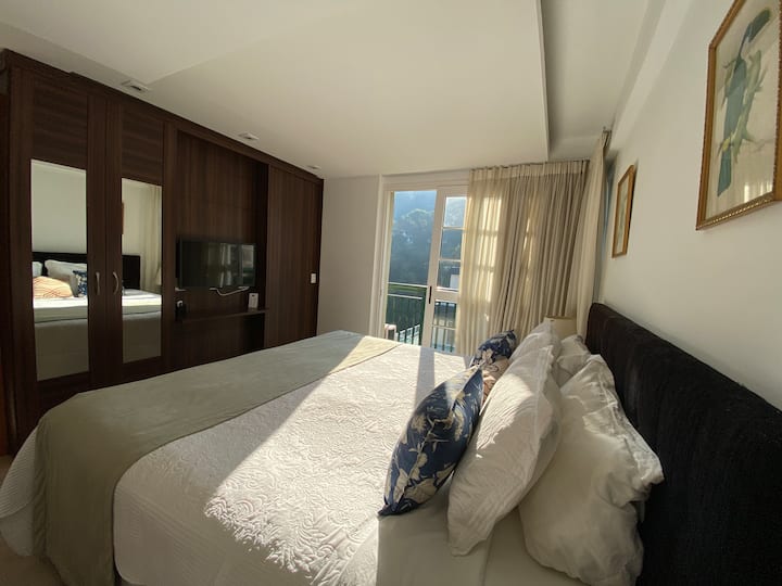 килер със сейф, телевизор, климатик, голямо двойно легло супер удобен, балкон с красива гледка към зеленото. Идеално за тези, които търсят почивка!