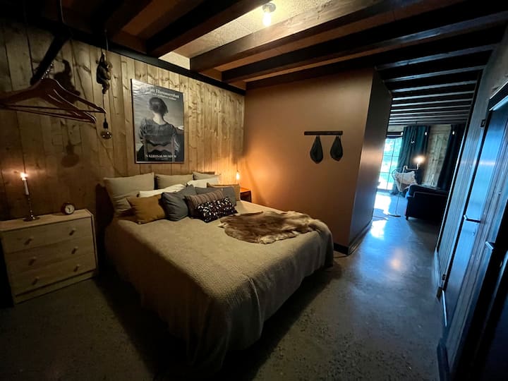 Cómoda cama doble en un ambient tranquilo y sereno. Aquí puedes guardar la ropa, tanto colgada como puesta en la cómoda.