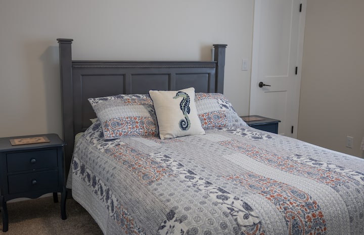 Queen bed in 2nd bedroom on the main level