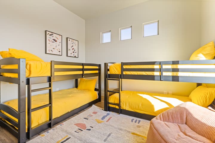 Doté de quatre lits jumeaux avec une literie lumineuse, il rend l'heure du coucher passionnante. Des coins confortables invitent à la lecture et à des jeux, créant une retraite agréable où le rire et l'amitié prospèrent, parfaite pour les aventures de vacances.