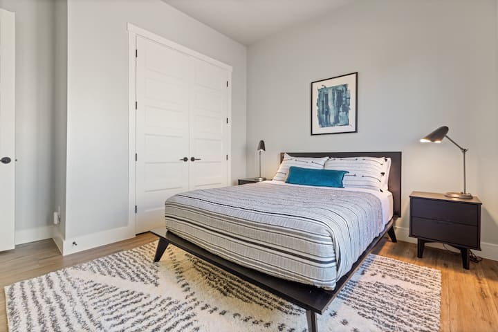 La chambre d'hôtes n °4 a une ambiance robuste avec son mobilier masculin. Sélectionnée avec soin, la chambre offre des équipements de base qui garantissent la praticité et le confort pour un sommeil réparateur.