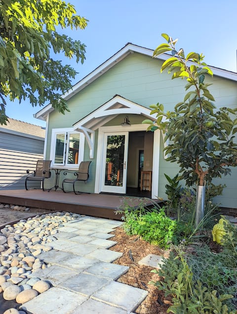Top performing Airbnb: 1-bedroom guesthouse w/ full kitchen near DTSJ/SAP in San Jose Downtown