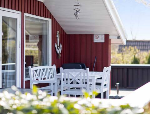 Well-equipped cottage, electricity and linens included