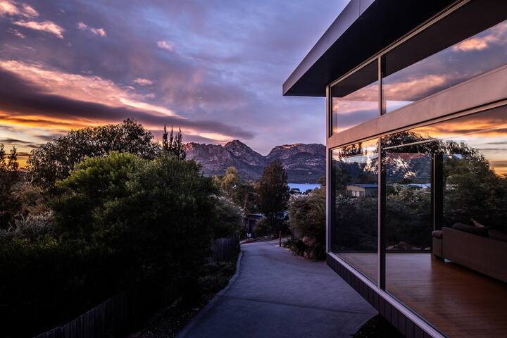 The Loft ~ Luxury & Stunning Views gallery image 5