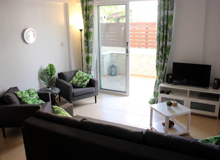Cozy Poolside Apartment, Central Paphos - 파포스