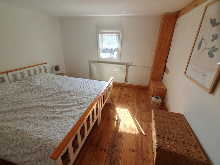 Schlafzimmer 2 im Obergeschoss im alten Fachwerkhaus