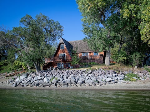 Beachfront Poinsett Cottage sleeps 16 & 3 kayaks