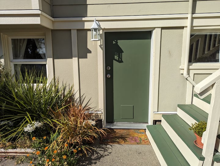 Cozy 2 Bdrm Suite Close To Rjh - Victoria