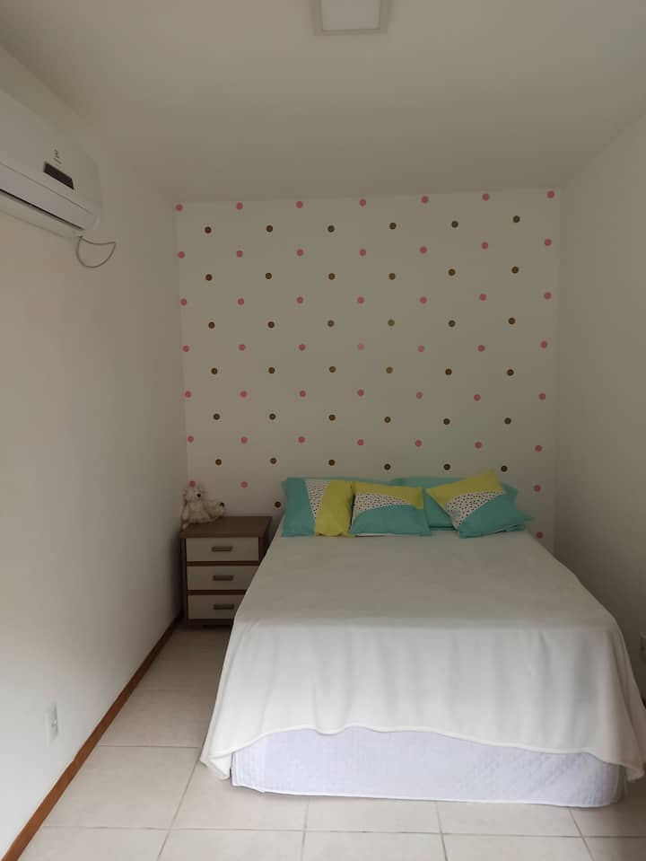 חדר שינה עם מיטה זוגית סטנדרטית ומיזוג 