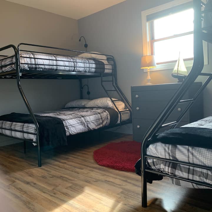 سريران مفردان بطابقين. يرجى ملاحظة أن الحد الأقصى للوزن 150 رطلاً على الأسرّة العلوية. 