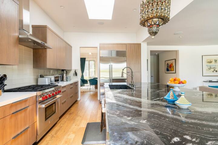 Beautiful Private Home with Pool – Brentwood Hills gallery image 3