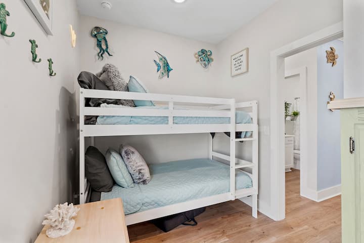 Двуетажни легла с 2 отделни легла.