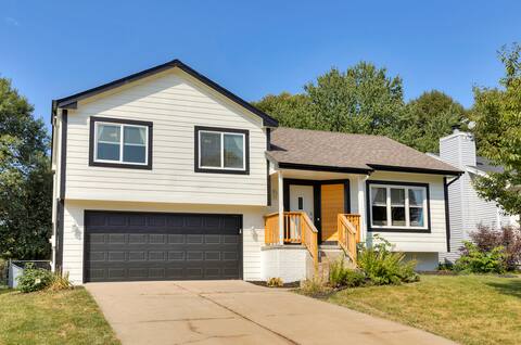Gem in West Dsm | 4BD/3BA Home | Perfect Location