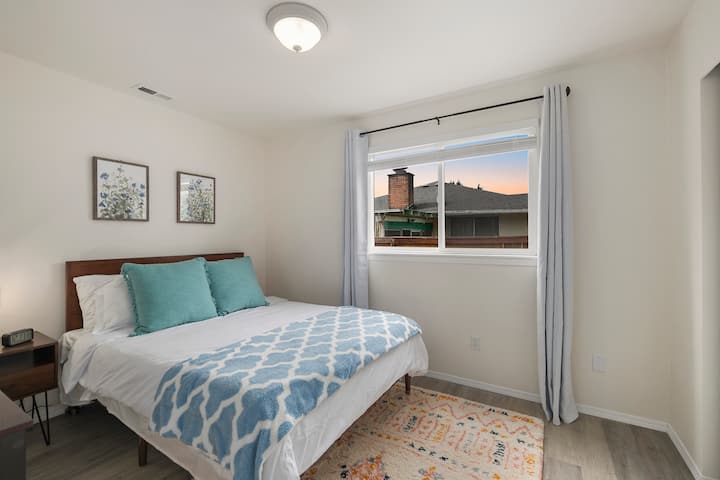 Pumzika kwa urahisi katika chumba cha kulala cha pili chenye starehe, kilicho na matandiko yenye starehe na mazingira ya utulivu.