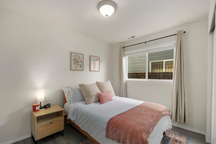 Pumzika katika chumba cha kulala cha nne cha kupendeza, kilichoundwa kwa ajili ya starehe na starehe.