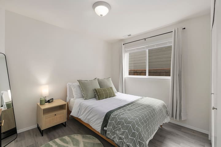 Furahia kulala vizuri katika chumba cha kulala cha tatu cha kimtindo, kilicho na mashuka laini na mapambo yenye ladha nzuri.