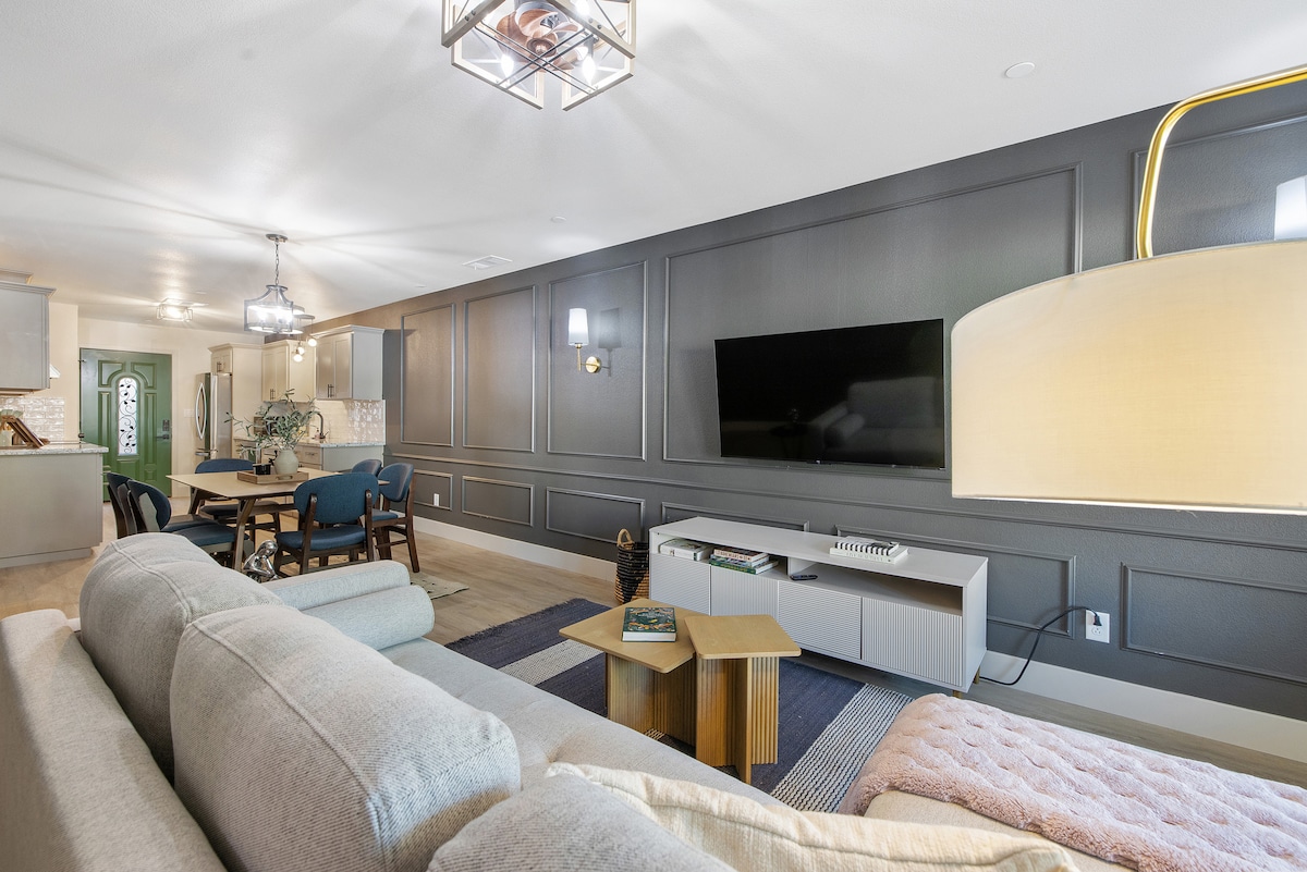Popular Airbnb listing: Trendy Townhome: King Bed, Garage, Near Freeway in Fresno