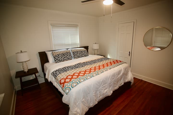 193 × 203 სმ ზომის საწოლი ბრტყელეკრანიანი ტელევიზ