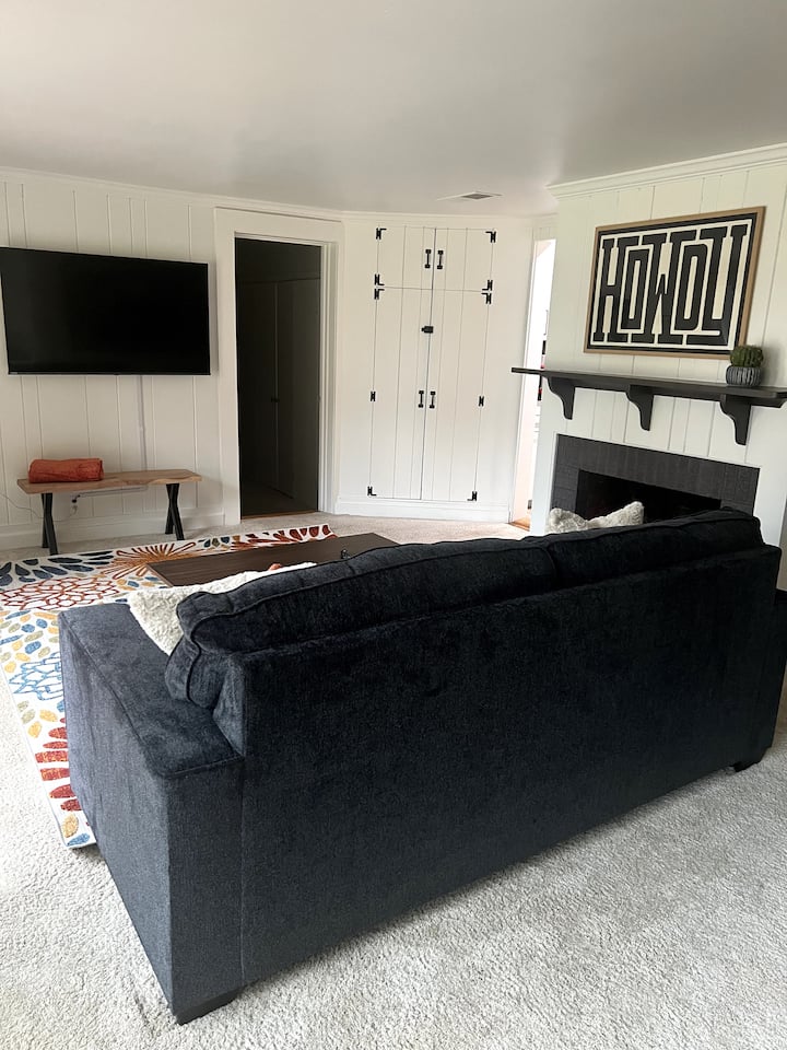 Საცხოვრებელი სივრცის უკანა ხედი ორიდან.