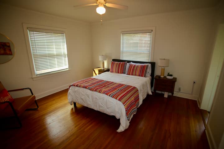 Საძინებელი 3.  კომფორტული დედოფალი ბრტყელეკრანიანი ტელევიზორით.