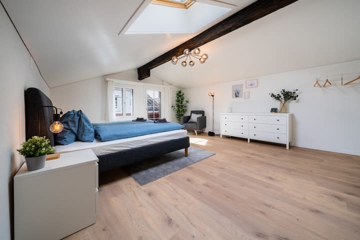 Habitación ático con hermosas vistas del tradicional Brienz