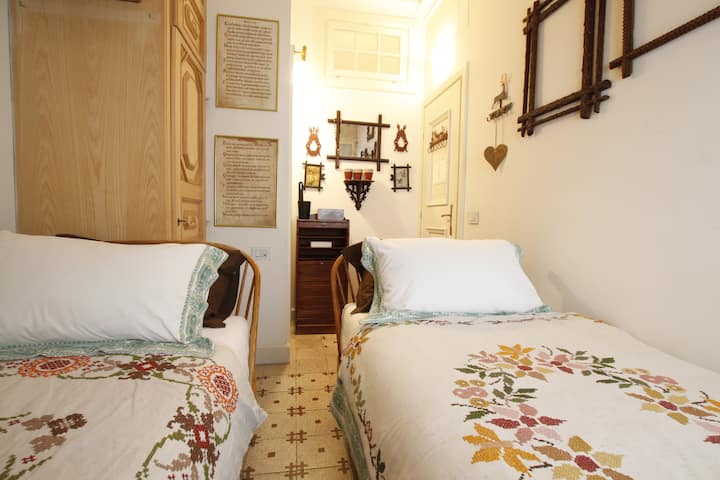 Chambre avec deux lits simples  de taille 180x85 cm.  Taille de la pièce réduite mais salle de bain dédiée. 