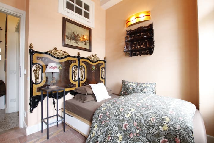 Chambre simple avec lit 120x200 les dimensions de la chambre sont petites mais salle de bain avec douche ensuite. 