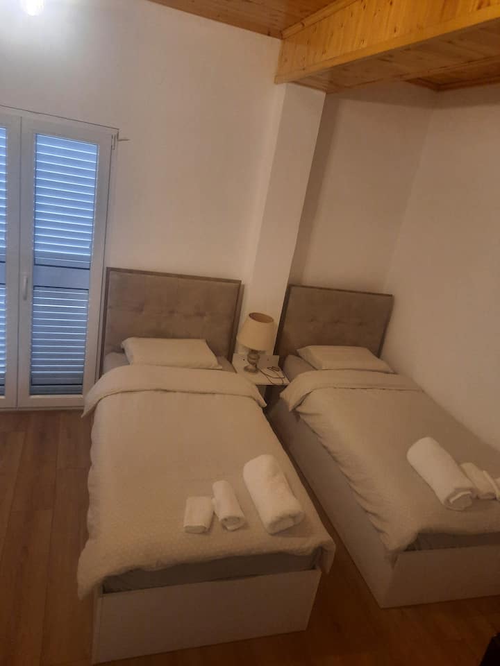 chambre double, où nous pouvons mettre un matelas gonflable pour deux enfants, avec une toilette à l'intérieur