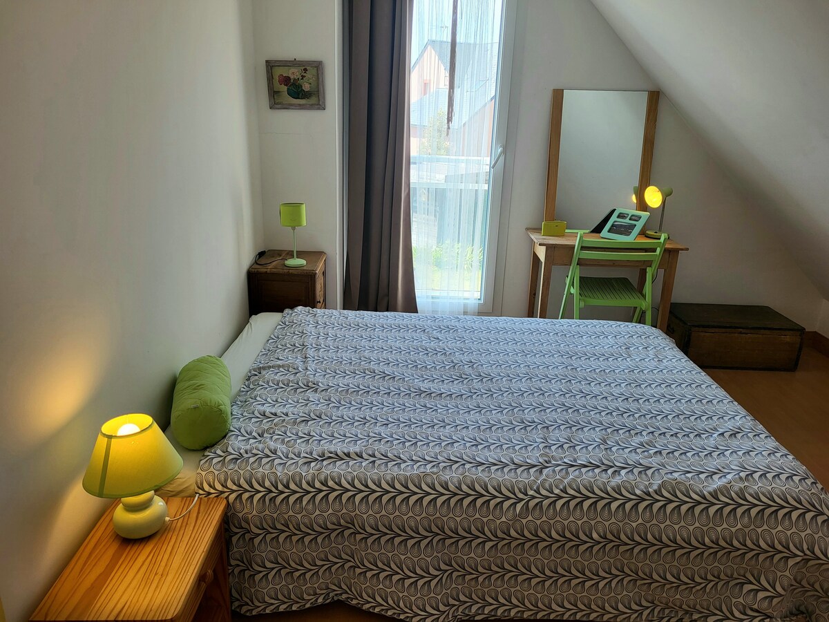 חדר שינה ראשון עם מיטה בגודל 140 ס"מ.